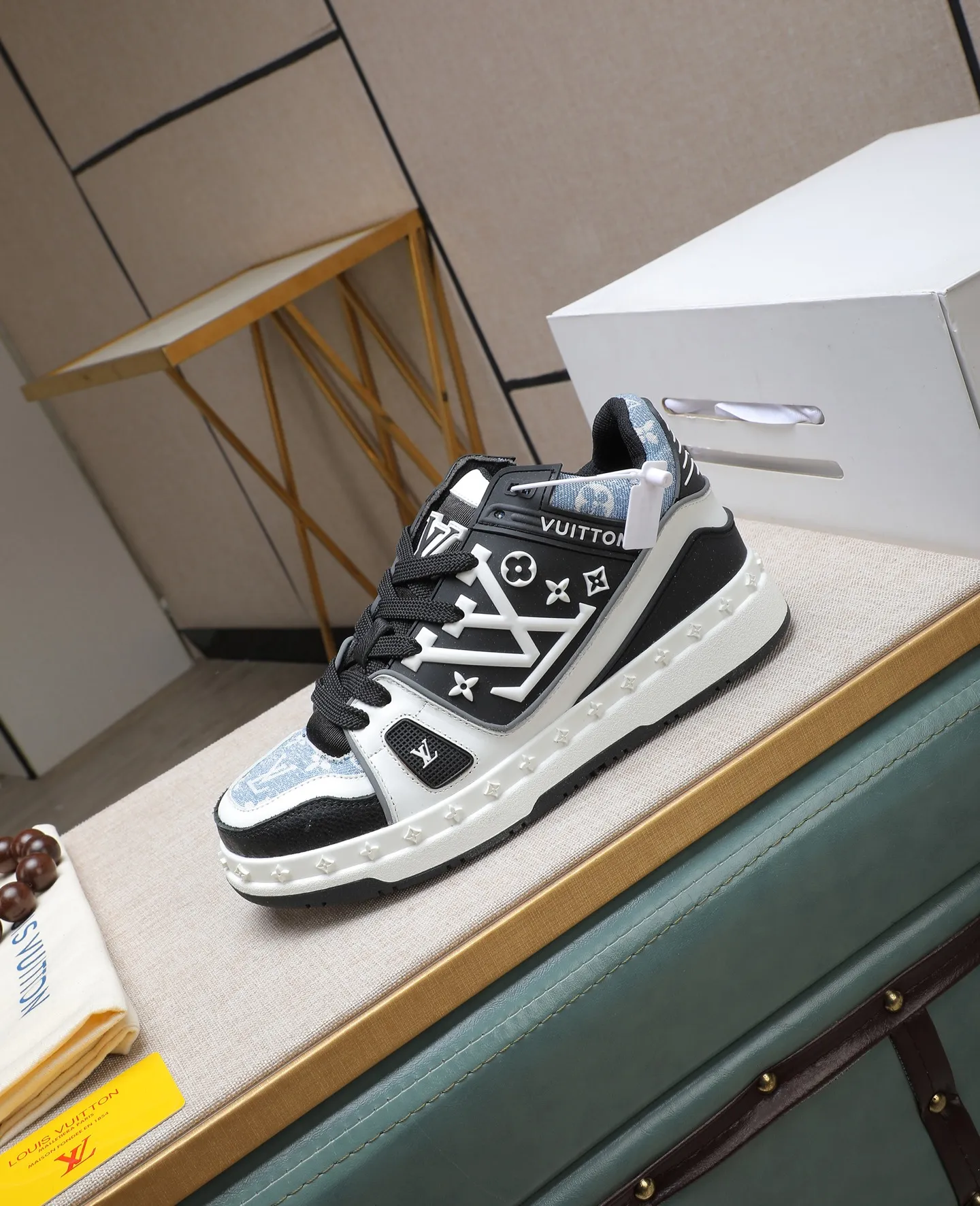 Men's men's shoes 💰640 LV are novel and fashionable, the uppers are made of imported cowhide, and they have a super trendy design! It’s eye-catching! The leather is soft, delicate, shiny and translucent, showing the ultimate hand-made craftsmanship, the tongue has the LV logo, and the mesh upper is soft, comfortable and breathable! Size: 38-44 (45 customized
